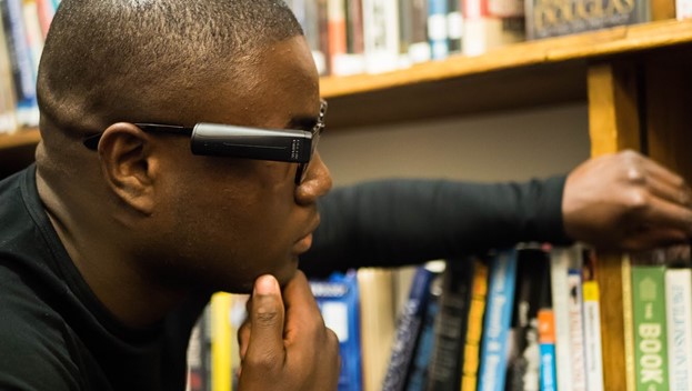 Слабовидящий студент получил независимость с помощью новейшей технологии искусственного зрения