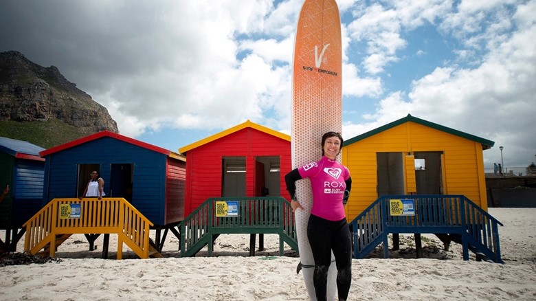 Серфингистка Мишель Макфарлейн покоряет волны, не концентрируясь на своих проблемах со зрением